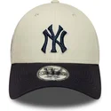 beige-und-marineblaue-verstellbare-curved-cap-mit-marineblauen-logo-9forty-world-series-der-new-york-yankees-mlb-von-new-era
