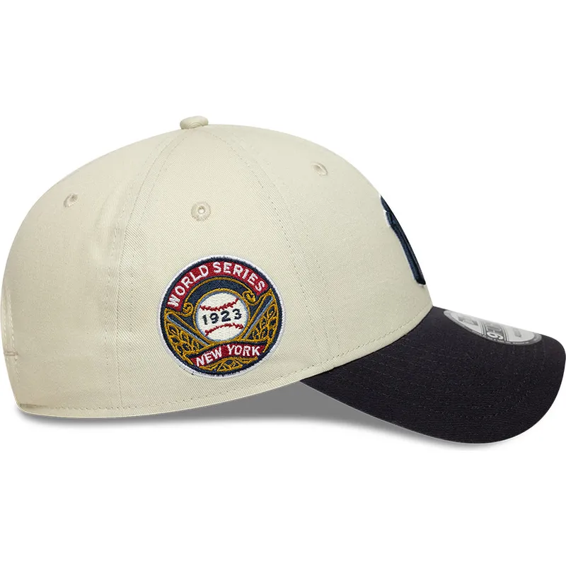 gorra-curva-beige-y-azul-marino-ajustable-con-logo-azul-marino-9forty-world-series-de-new-york-yankees-mlb-de-new-era