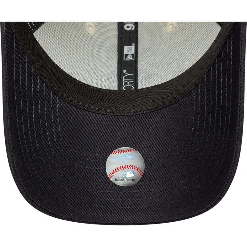 bojd-keps-beige-och-marinbla-justerbar-med-marinbla-logotyp-9forty-world-series-new-york-yankees-mlb-fran-new-era