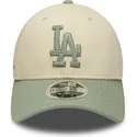 beige-und-grune-gebogene-snapback-kappe-mit-grunem-logo-9forty-m-crown-side-script-der-los-angeles-dodgers-mlb-von-new-era