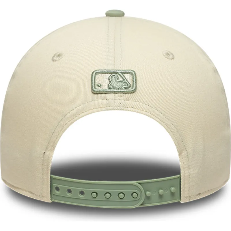beige-och-gron-kurvad-keps-snapback-med-gront-9forty-m-crown-side-script-logotyp-fran-los-angeles-dodgers-mlb-av-new-era