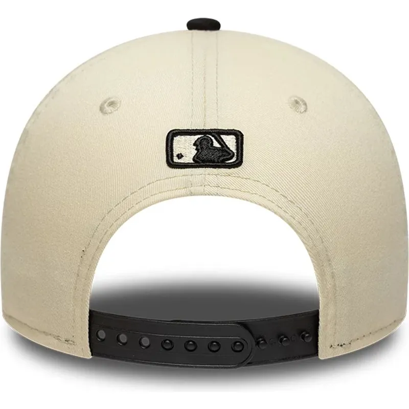 beige-und-schwarze-gebogene-snapback-kappe-9forty-m-crown-side-script-der-new-york-mets-mlb-von-new-era