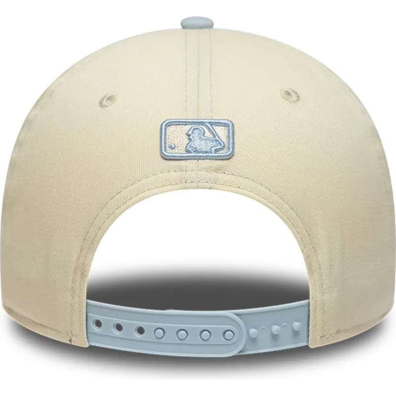 bojd-keps-beige-och-bla-snapback-med-bla-logotyp-9forty-m-crown-side-script-fran-new-york-yankees-mlb-av-new-era