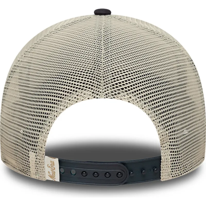 beige-och-marinbla-trucker-keps-9forty-m-crown-a-frame-fran-new-era