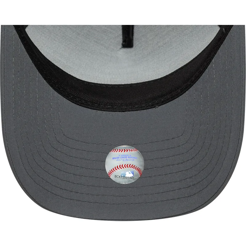 trucker-cap-grau-mit-schwarzem-logo-a-frame-sport-von-new-york-yankees-mlb-von-new-era