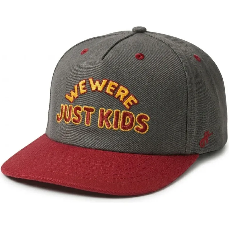 graue-und-rote-gebogene-snapback-kappe-just-kids-the-retro-von-homenage