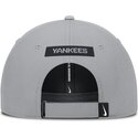 graue-verstellbare-gebogene-kappe-primetime-club-structured-uv-poly-ripstop-der-new-york-yankees-mlb-von-nike