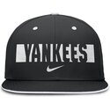 schwarze-flache-kappe-verstellbar-primetime-dri-fit-true-structured-round-bill-von-new-york-yankees-mlb-von-nike