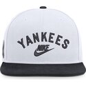 cepice-rovna-bila-snapback-cooperstown-dri-fit-pro-structured-square-bill-new-york-yankees-mlb-nike