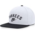 cepice-rovna-bila-snapback-cooperstown-dri-fit-pro-structured-square-bill-new-york-yankees-mlb-nike