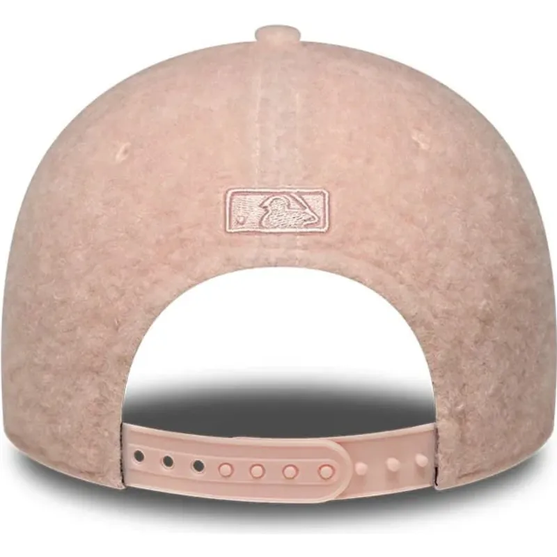 cepice-zaoblena-ruzova-snapback-rosa-9forty-m-crown-winter-borg-new-york-yankees-mlb-new-era
