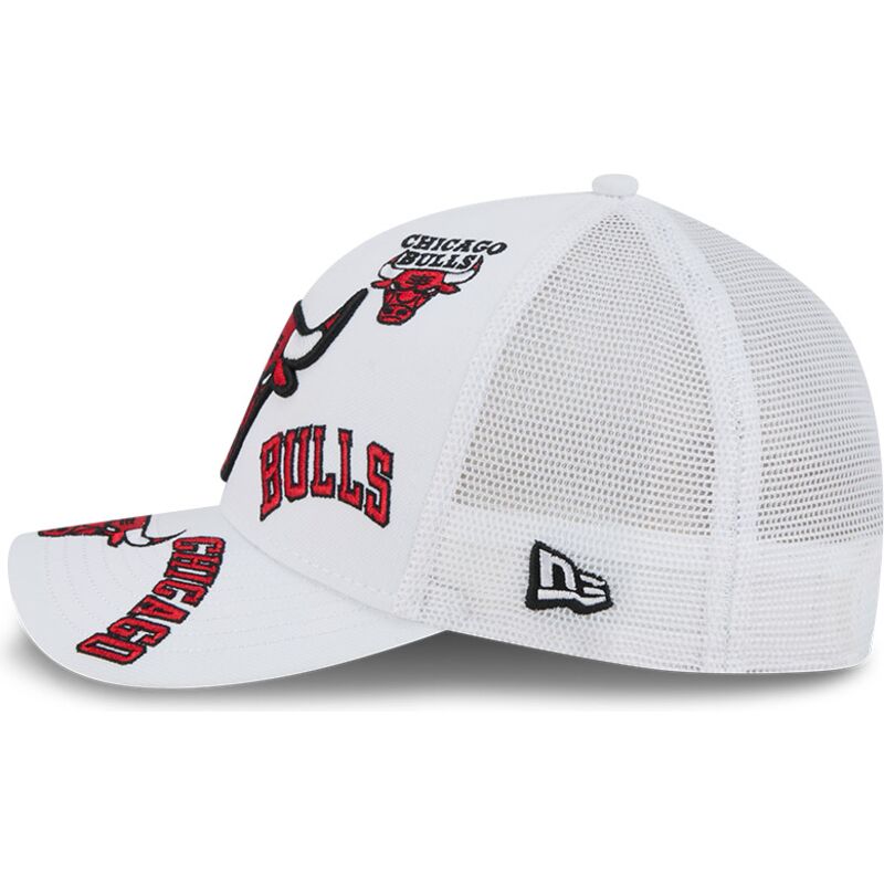 cepice-zaoblena-bila-snapback-9forty-m-crown-a-frame-all-over-chicago-bulls-nba-new-era