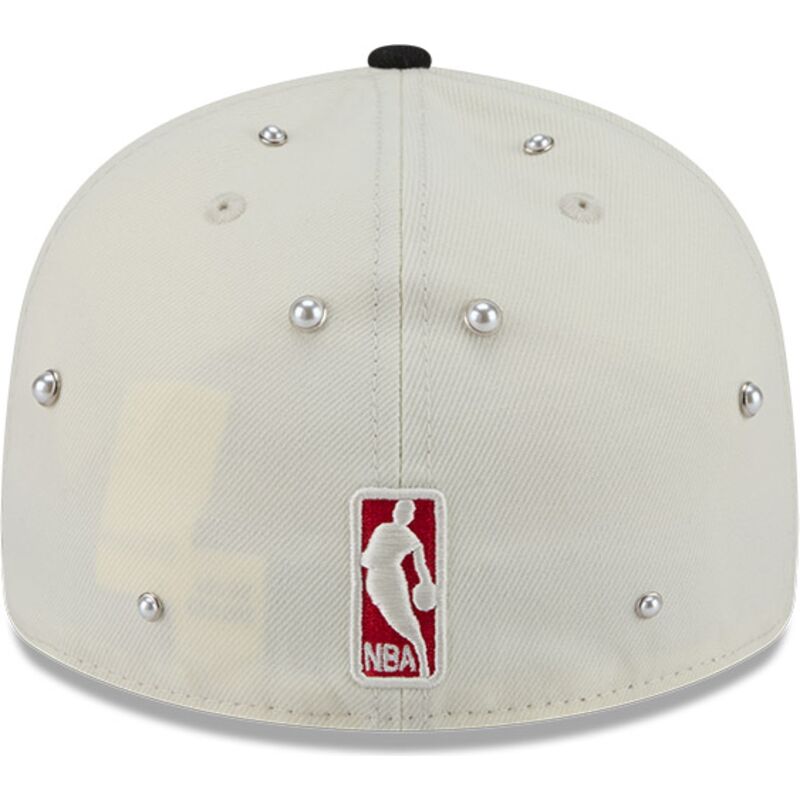 cepice-zaoblena-bezova-prilehava-59fifty-beads-na-lifestyle-f1-chicago-bulls-nba-new-era