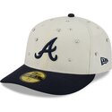 cepice-zaoblena-bezova-prilehava-59fifty-beads-na-lifestyle-f1-atlanta-braves-mlb-new-era