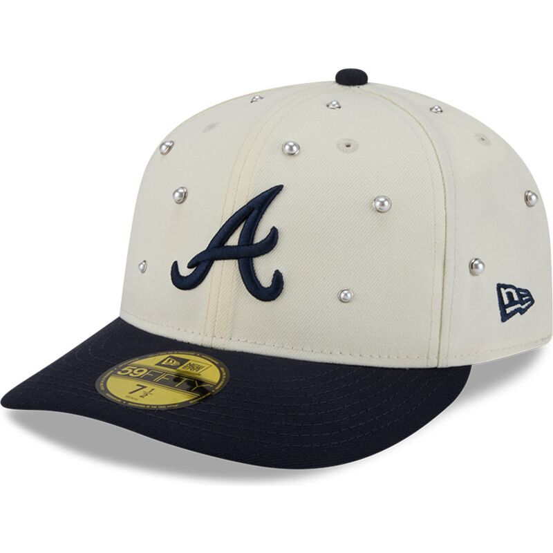 cepice-zaoblena-bezova-prilehava-59fifty-beads-na-lifestyle-f1-atlanta-braves-mlb-new-era