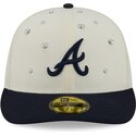 cepice-zaoblena-bezova-prilehava-59fifty-beads-na-lifestyle-f1-atlanta-braves-mlb-new-era