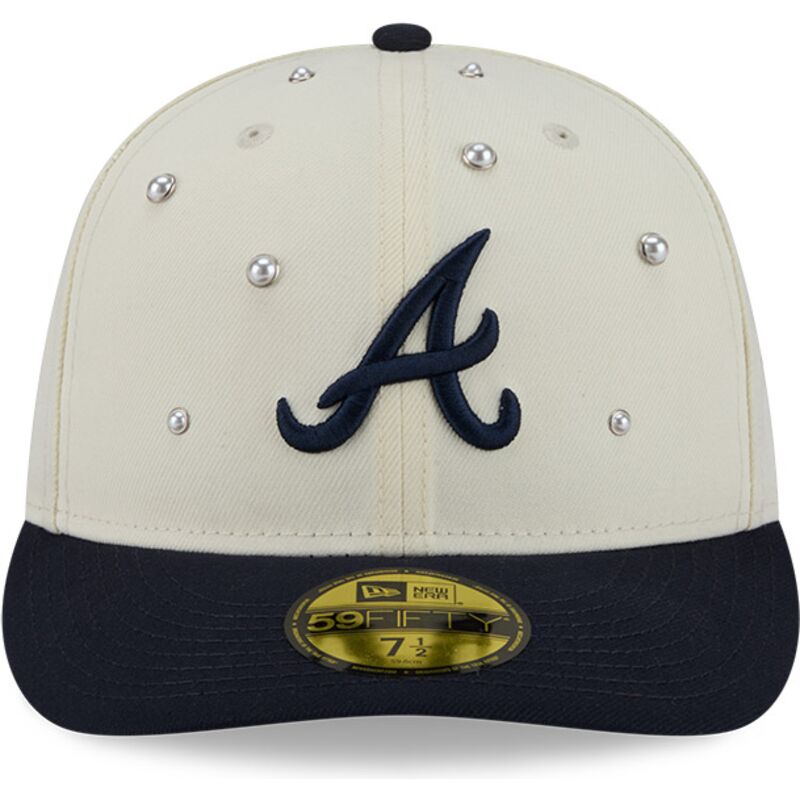 cepice-zaoblena-bezova-prilehava-59fifty-beads-na-lifestyle-f1-atlanta-braves-mlb-new-era