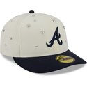 cepice-zaoblena-bezova-prilehava-59fifty-beads-na-lifestyle-f1-atlanta-braves-mlb-new-era