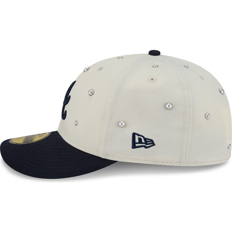 cepice-zaoblena-bezova-prilehava-59fifty-beads-na-lifestyle-f1-atlanta-braves-mlb-new-era