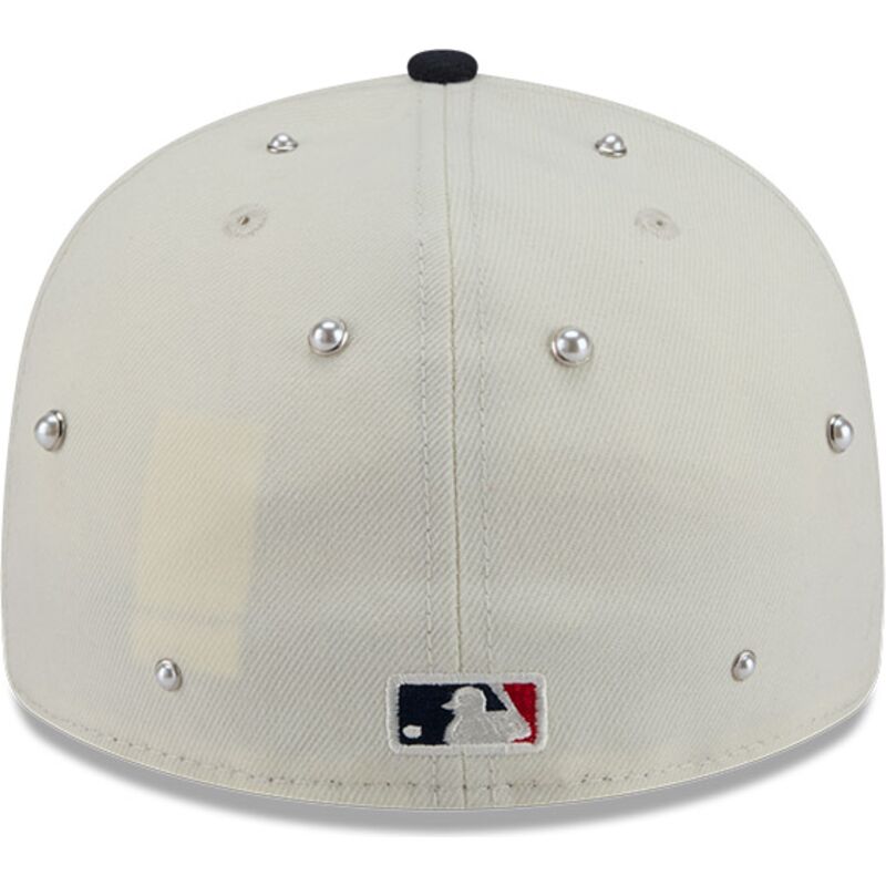 cepice-zaoblena-bezova-prilehava-59fifty-beads-na-lifestyle-f1-atlanta-braves-mlb-new-era
