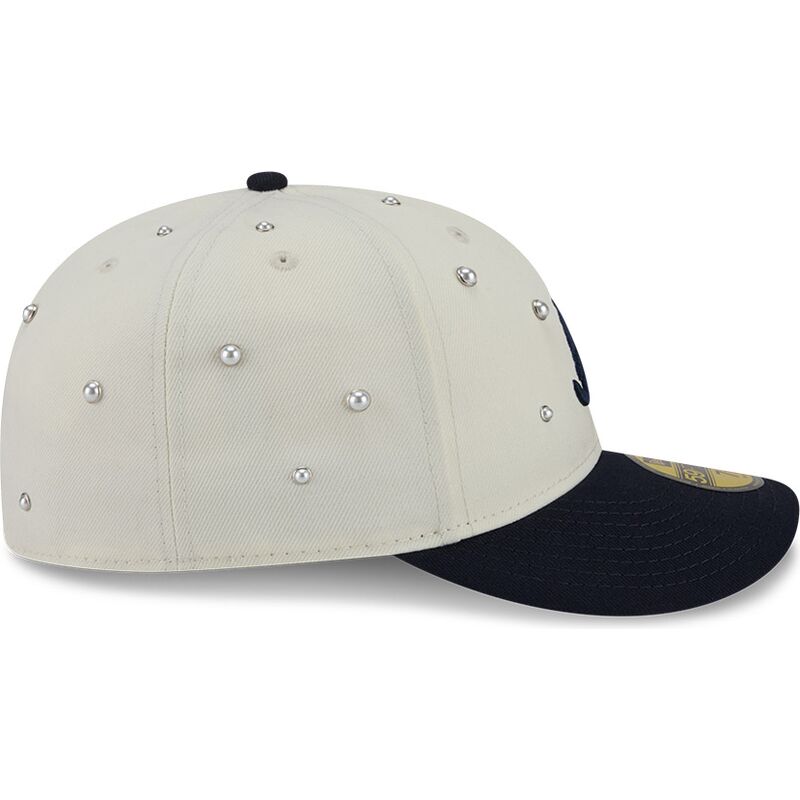 cepice-zaoblena-bezova-prilehava-59fifty-beads-na-lifestyle-f1-atlanta-braves-mlb-new-era