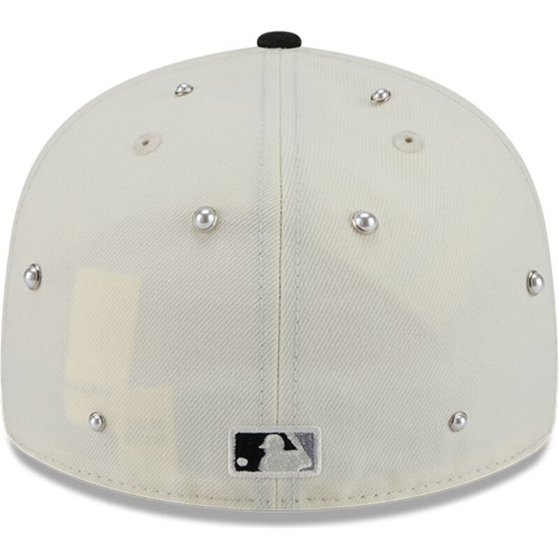 cepice-zaoblena-bezova-prilehava-59fifty-beads-na-lifestyle-f1-chicago-white-sox-mlb-new-era