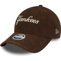 cepice-zaoblena-hneda-nastavitelny-9twenty-cord-script-new-york-yankees-mlb-new-era