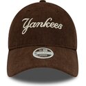 cepice-zaoblena-hneda-nastavitelny-9twenty-cord-script-new-york-yankees-mlb-new-era