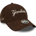 cepice-zaoblena-hneda-nastavitelny-9twenty-cord-script-new-york-yankees-mlb-new-era