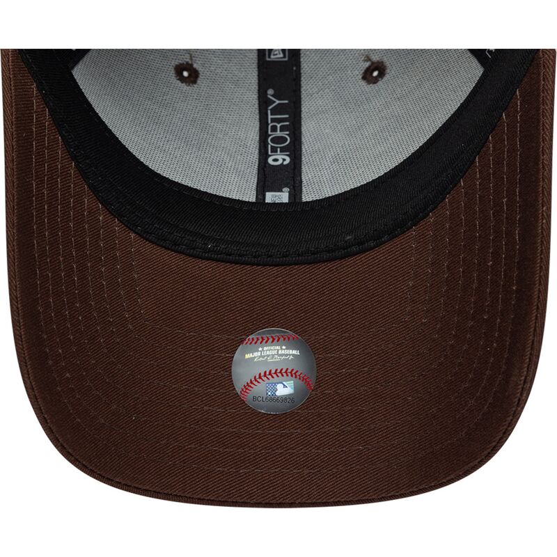 cepice-zaoblena-hneda-nastavitelny-9forty-league-essential-new-york-yankees-mlb-new-era