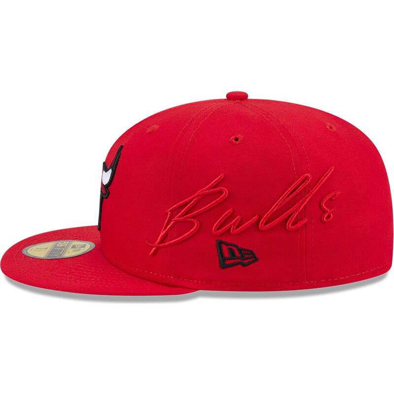 cepice-rovna-cervena-prilehava-59fifty-side-script-chicago-bulls-nba-new-era