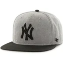 graue-snapback-kappe-mit-flachem-schirm-von-mlb-new-york-yankees-von-47-brand