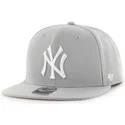 graue-snapback-cap-mit-flachem-schirm-und-denim-stoff-von-mlb-new-york-yankees-von-47-brand