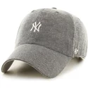 graue-kappe-mit-gebogenem-schirm-und-kleinem-mlb-new-york-yankees-logo-von-47-brand
