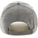 graue-kappe-mit-gebogenem-schirm-und-kleinem-mlb-new-york-yankees-logo-von-47-brand