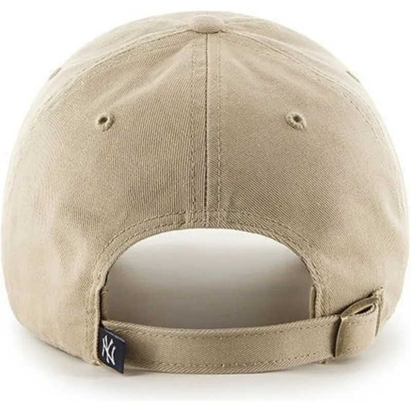 kappe-mit-gebogenem-schirm-beige-mit-grossem-frontlogo-von-mlb-new-york-yankees-von-47-brand